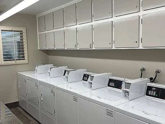 4th image of 300 E Live Oak St APT 2E