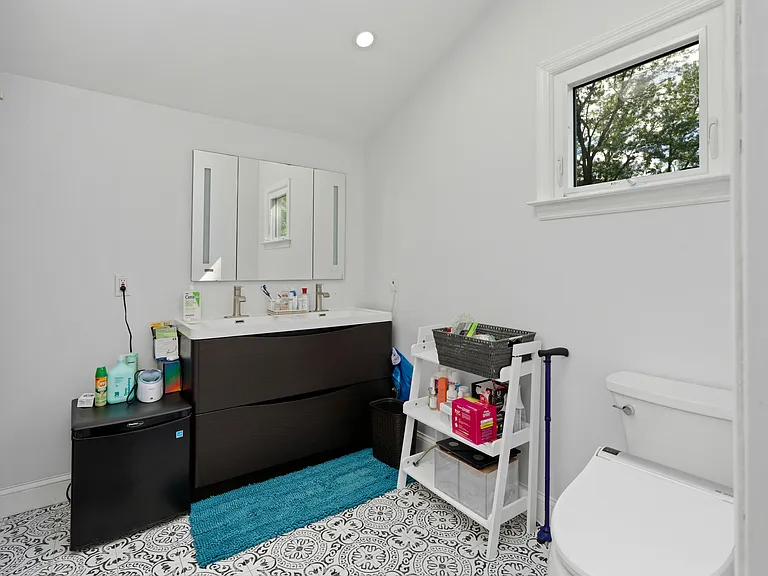 Primary en-suite Full Bathroom
