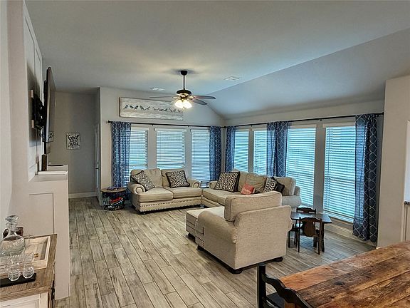 5th image of 729 Oakleaf Dr