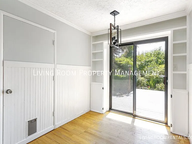 725 Riverdale Dr — Photo 5