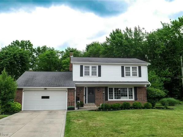 3561 Lotus Ln, Seven Hills, OH 44131