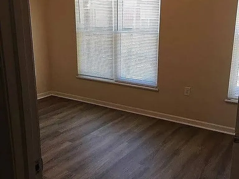 820 Catherine St — Photo 11
