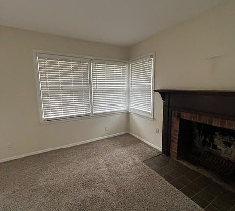 Living room w fireplace