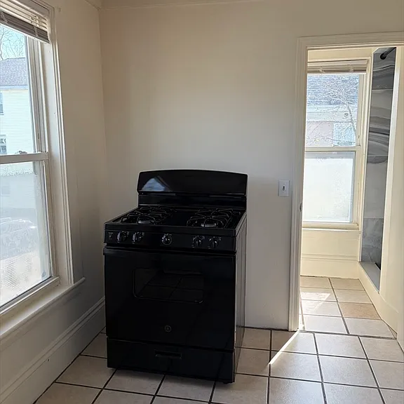 10-12 Maple St #6 — Photo 7