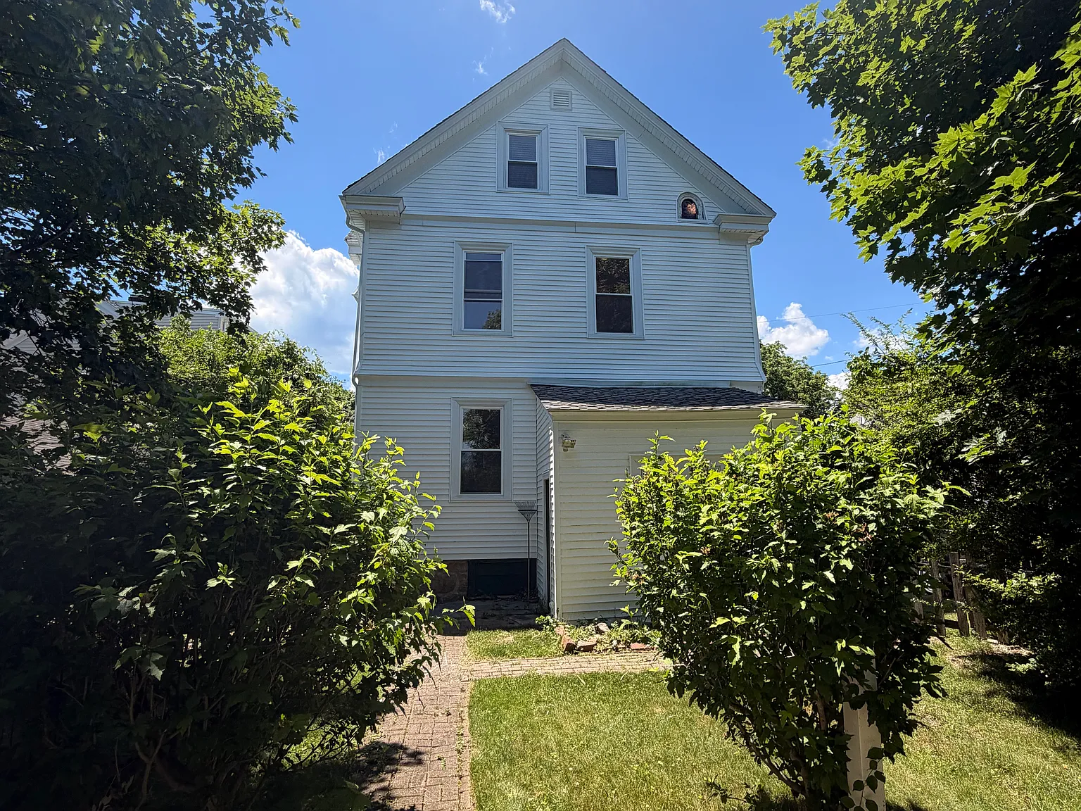 3 bed, 1048 sqft, $2,900 — Photo 2
