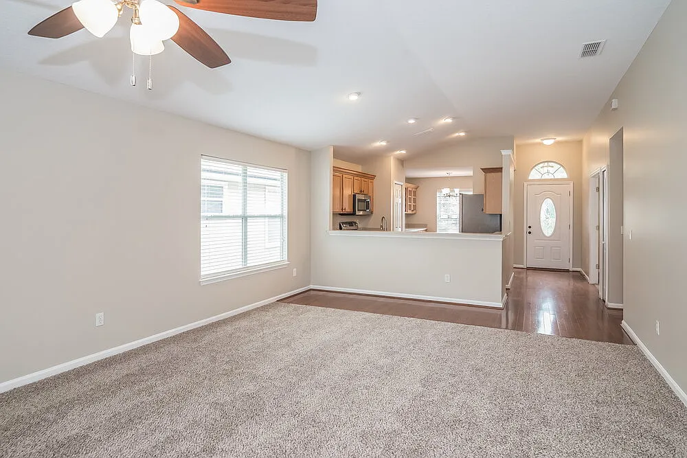 4 bed, 2.0 bath, 1641 sqft, $2,415 — Photo 4