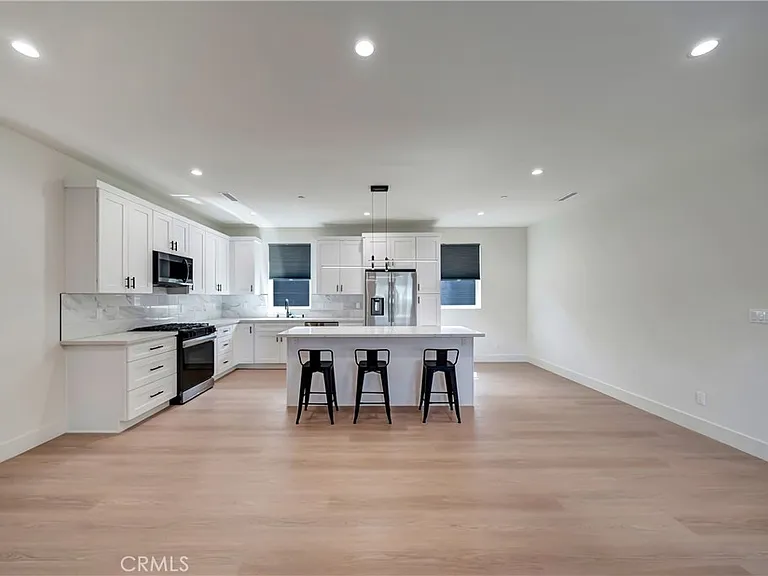 19145 Keswick St — Photo 37