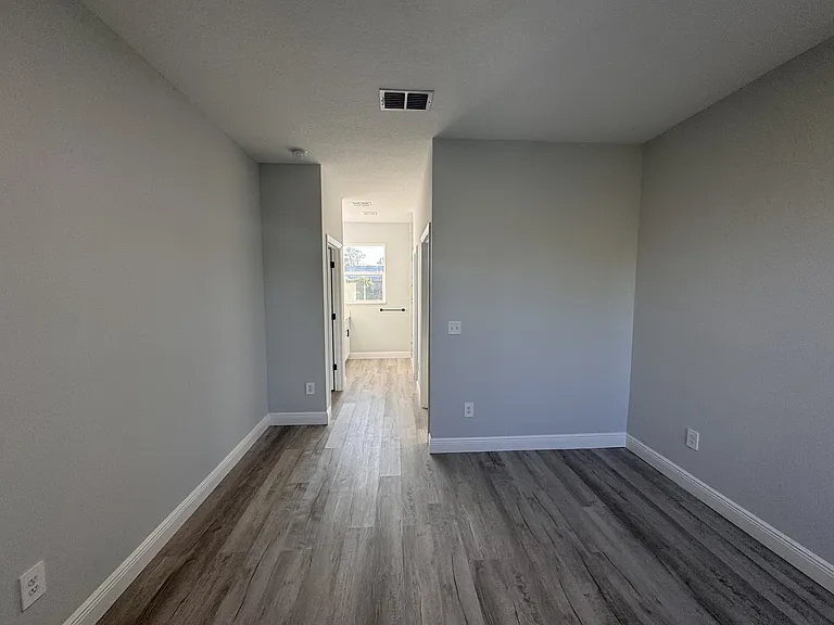 1940 Alan St — Photo 11
