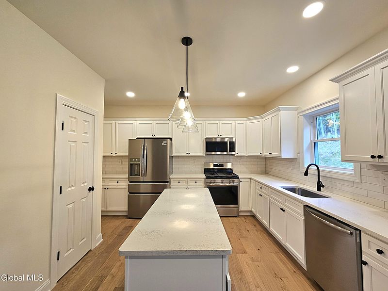 5th image of 42 Waterford Avenue