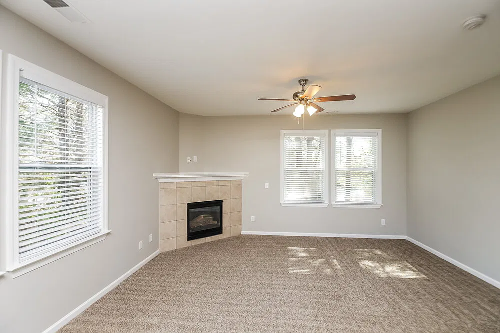 4 bed, 2.5 bath, 2156 sqft, $2,425 — Photo 4