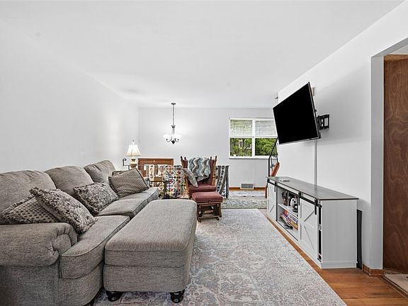 4th image of 239 Golden Gate Dr