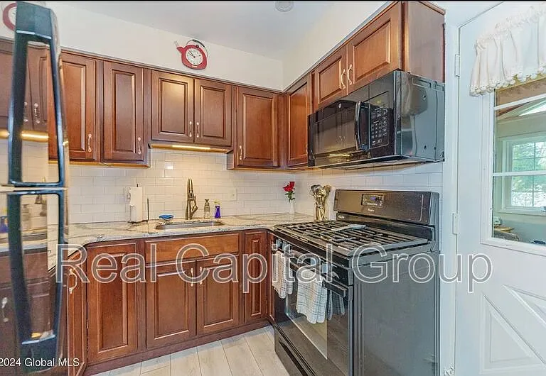 109 Locust Park — Photo 6