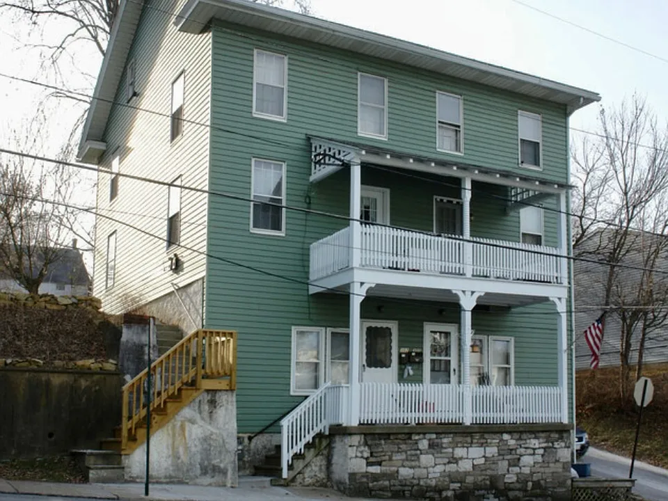 300-302 W Howard St