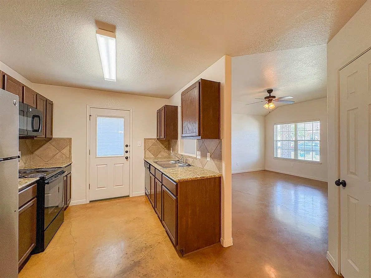 517 Kendra Dr — Photo 3