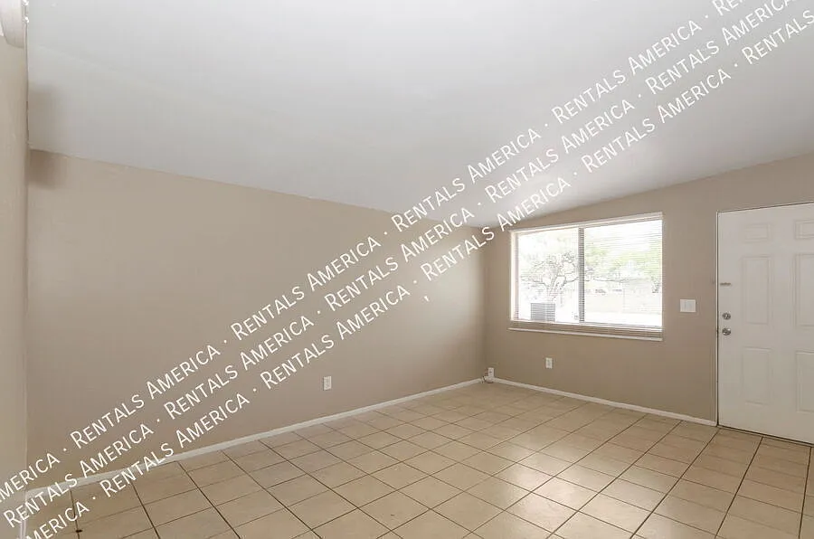2 Bed 1 Bath Duplex-Amphi Neighborhood — Photo 2