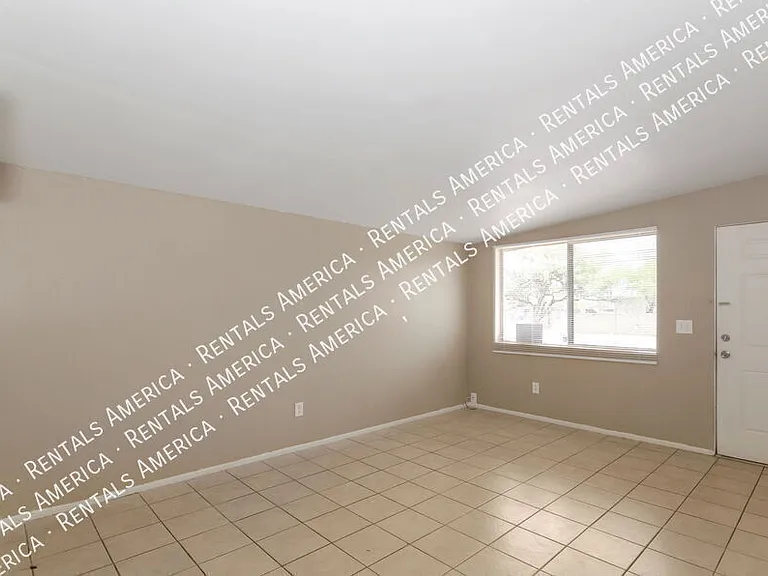 404 E Yavapai Rd — Photo 2