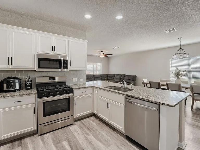 141 Marienfeld Ln — Photo 10