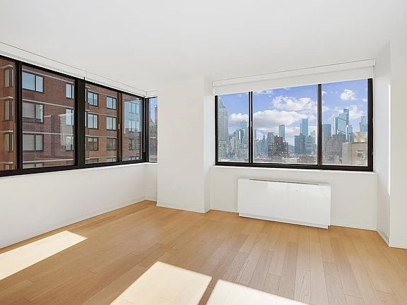 3rd image of Columbus Cir #N7g