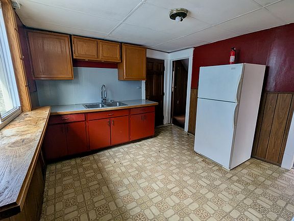 3rd image of 96 Fredro St
