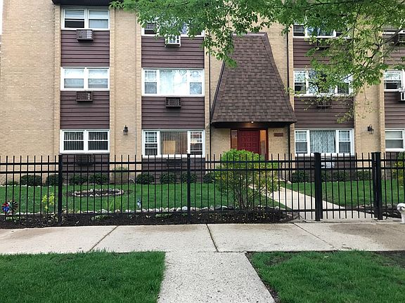 2nd image of 1627 W Touhy Ave APT 202