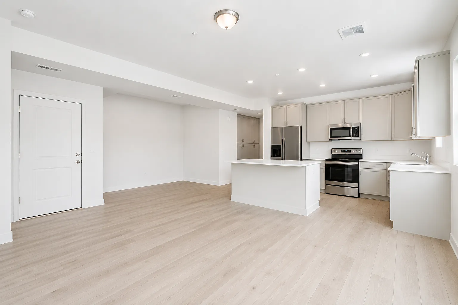 2 bed, 1090 sqft, $1,750 — Photo 2