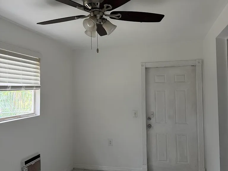 906 SE Tarpon Ave #B — Photo 3