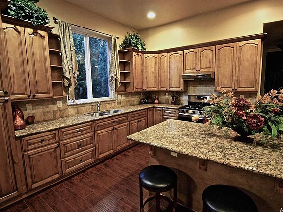 3rd image of 4805 Cypress Ave