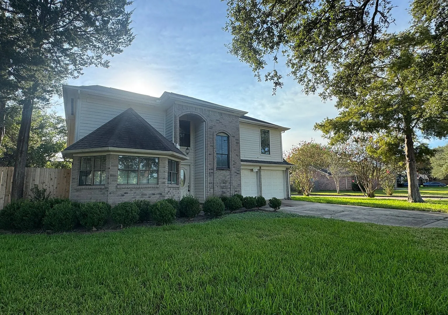 Well Kept 3 Bed 2.5 Bath in Prime Location — Photo 2