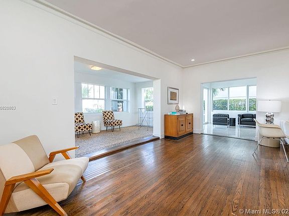 5th image of 926 15th St APT 1