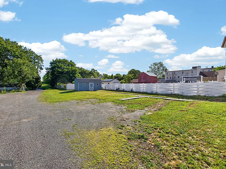 1219 E Philadelphia Ave — Photo 4