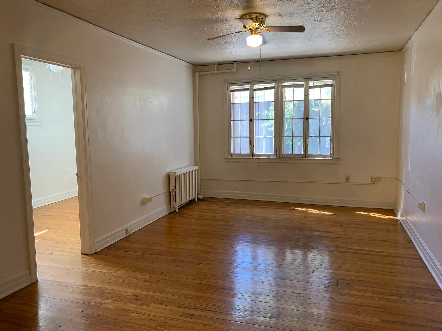 Available NOW! Beautiful Apartment blocks from the Botanical Gardens! — Photo 2
