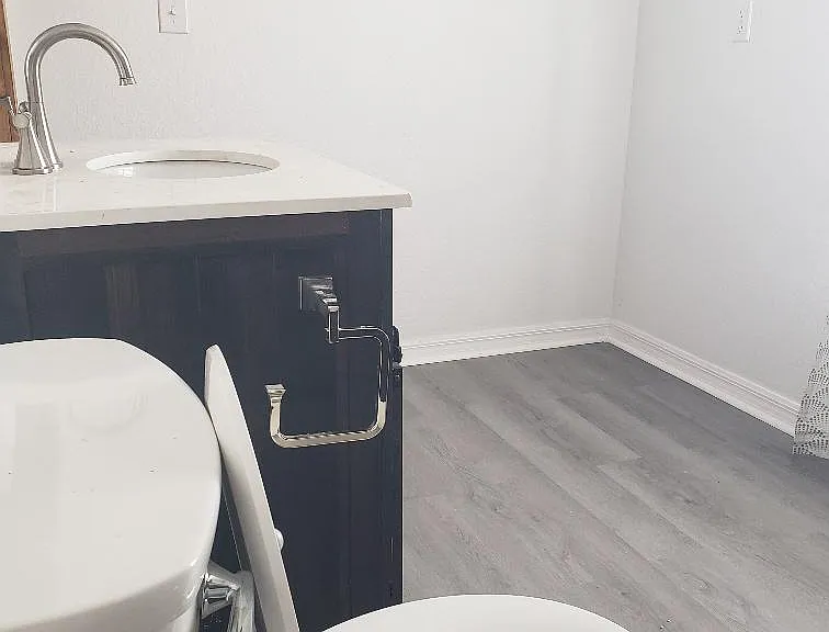 2ND. FLOOR 1/2 BATHROOM WITH A SINK AND TOILET.