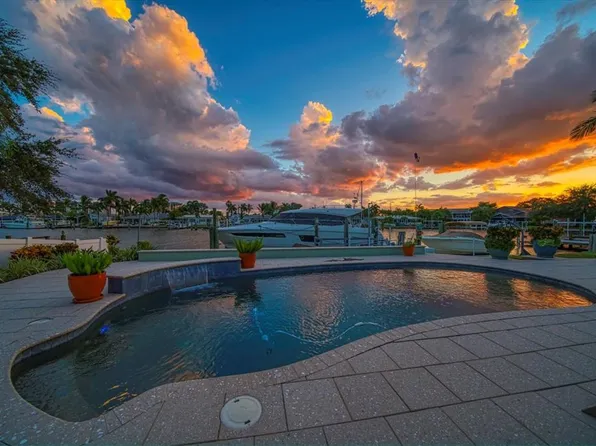22 Island Dr, Treasure Island, FL 33706
