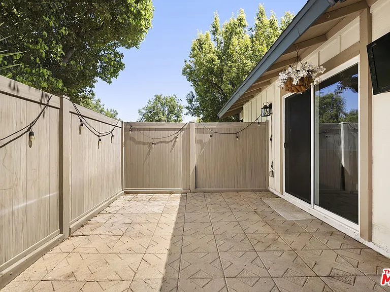 1685 E Avenida De Las Flores — Photo 8