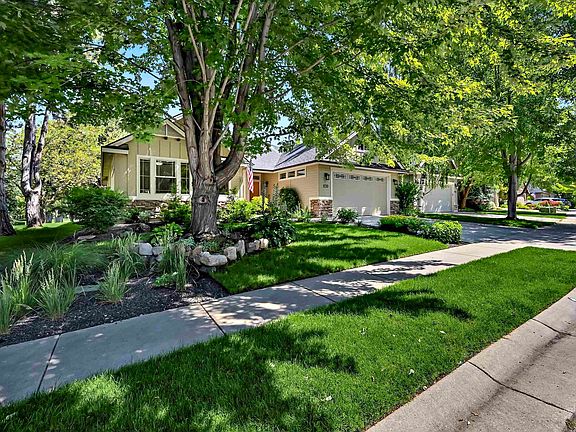 3rd image of 830 E Thunderbird Ct