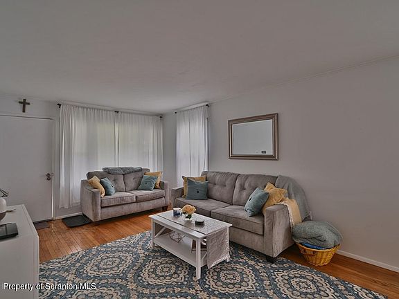 4th image of 636 N Lincoln Ave