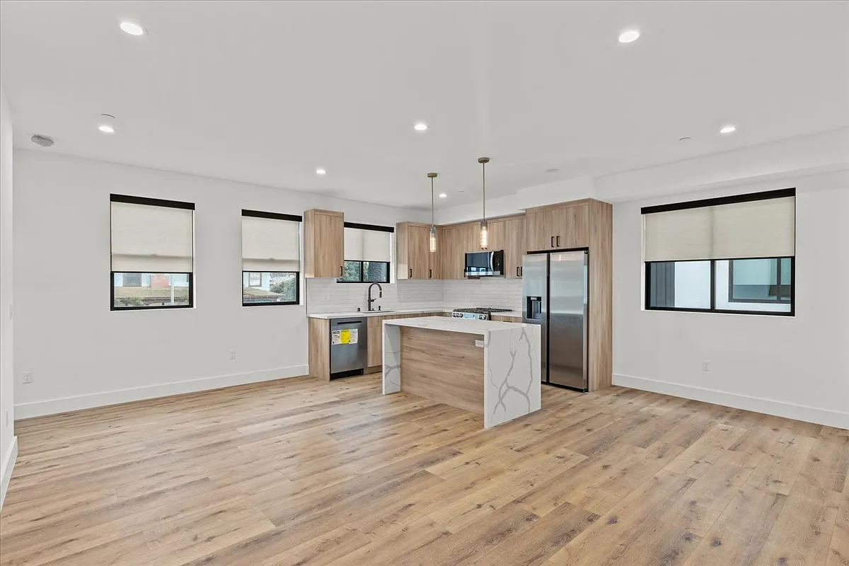 3 bed, 3.5 bath, 1850 sqft, $4,395 — Photo 1