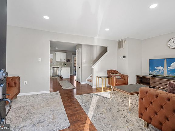 2nd image of 908 Kings Crest Dr