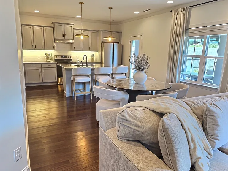 5078 NE Shelterwood Dr — Photo 2