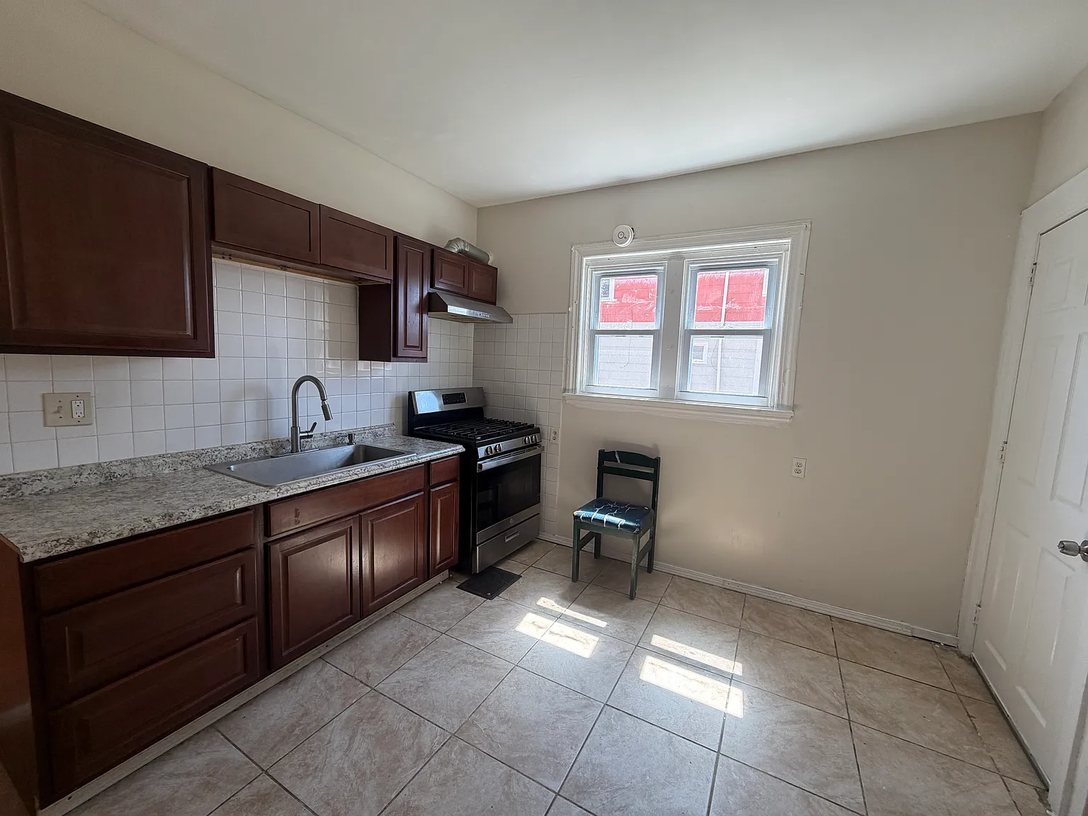 3 bed, 1.5 bath, 1200 sqft, $1,100 — Photo 2