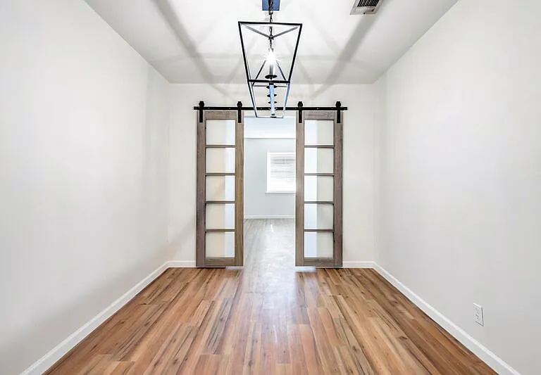 524 N Woods St — Photo 12