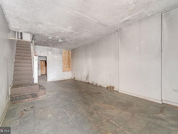 4th image of 842 Elm St