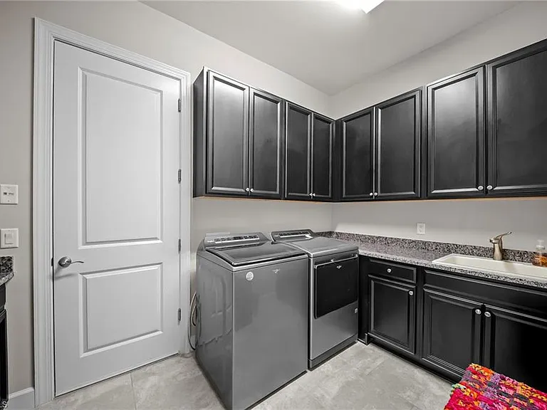 9361 Terresina Dr — Photo 21