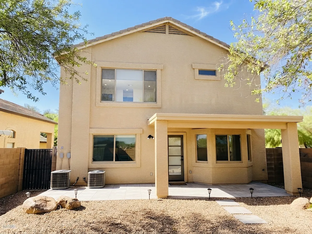 4 bed, 2433 sqft, $1,975 — Photo 2