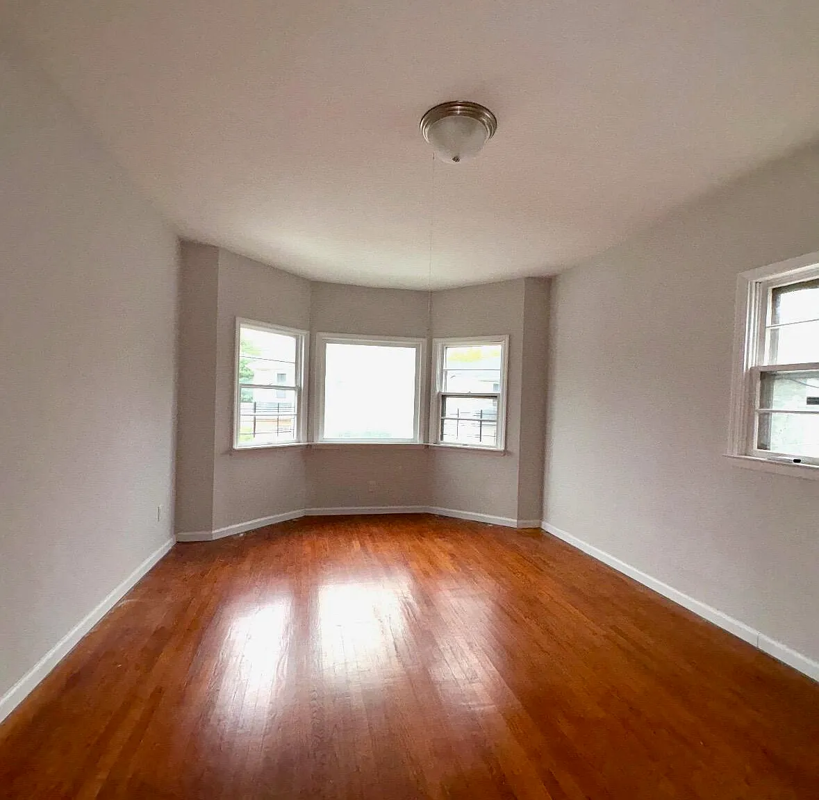 3 bed, 3680 sqft, $2,900 — Photo 2