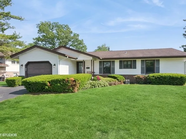 27 Keswick Rd, Elk Grove Village, IL 60007