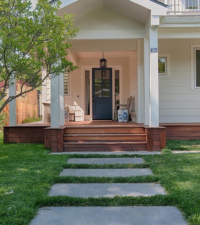 Large and welcoming front porch. Great for entertaining, sip