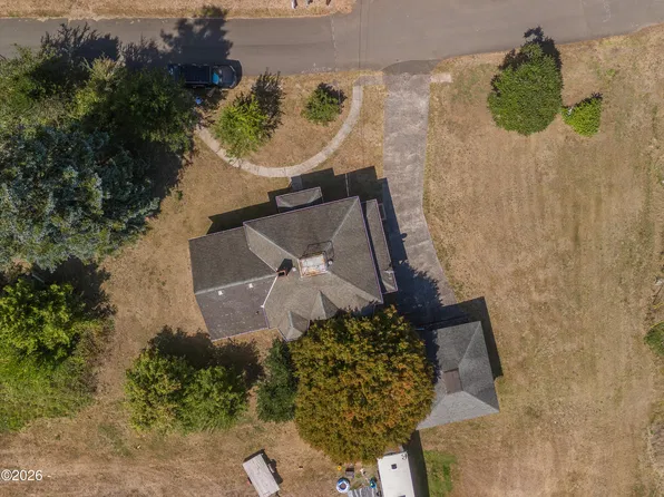 821 NW 5th St, Toledo, OR 97391