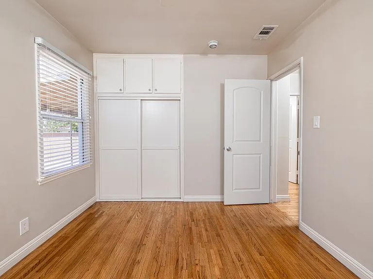 521 E Date St — Photo 24