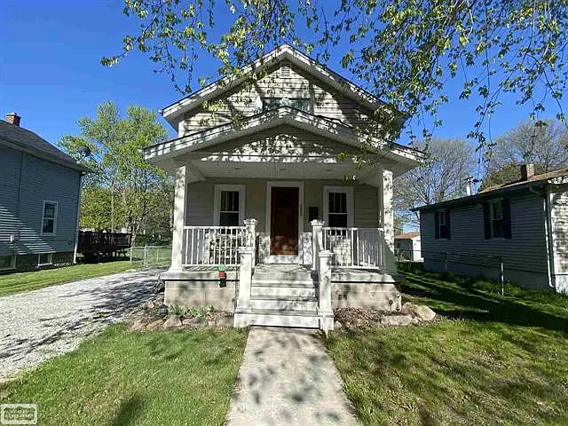 1370 Goffe St photo 1